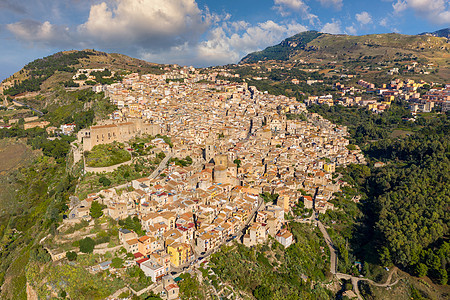 卡卡莫 西西里岛 意大利西西里岛山区的中世纪意大利城市和诺曼底城堡 意大利西西里岛山上的 Caccamo 镇的景色 背景是群山教图片