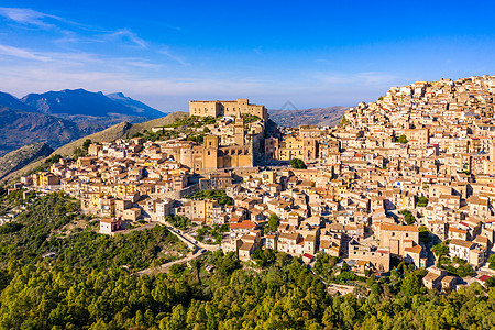 卡卡莫 西西里岛 意大利西西里岛山区的中世纪意大利城市和诺曼底城堡 意大利西西里岛山上的 Caccamo 镇的景色 背景是群山景图片