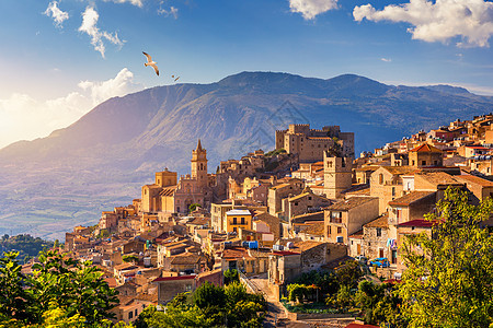 卡卡莫 西西里岛 意大利西西里岛山区的中世纪意大利城市和诺曼底城堡 意大利西西里岛山上的 Caccamo 镇的景色 背景是群山目图片