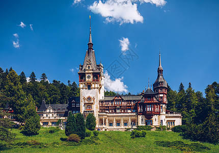 罗马尼亚佩莱斯城堡 欧洲喀尔巴阡山脉西纳亚地标点的著名皇家城堡和装饰花园 非常美丽奢华山脉森林建筑吸引力蓝色据点历史性纪念碑旅游图片