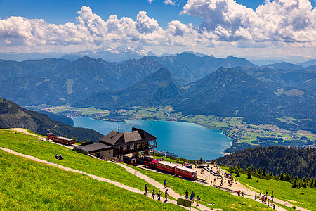 上奥地利州萨尔茨卡默古特的山地景观 从 Schafberg 峰顶到奥地利 Mondsee 的景色 奥地利的 位于月亮湖和沃尔夫冈图片