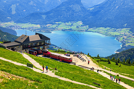 从奥地利 Schafberg 山看沃尔夫冈湖 从阿尔卑斯山 Schafberg 的沃尔夫冈湖 位于奥地利萨尔茨堡州里德的萨尔茨卡图片