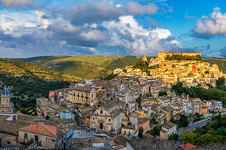 意大利西西里岛上的联合国教科文组织遗产小镇拉古萨 Ragusa Ibla 的景色 意大利西西里岛拉古萨省的城市景观天际风格地标建图片