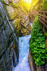 美丽的峡谷 秋色中有木道 德国贝希特斯加登的拉姆绍德国巴伐利亚州拉姆绍  贝希特斯加登附近的瀑布文化公园地形假期溪流山沟高山环境图片