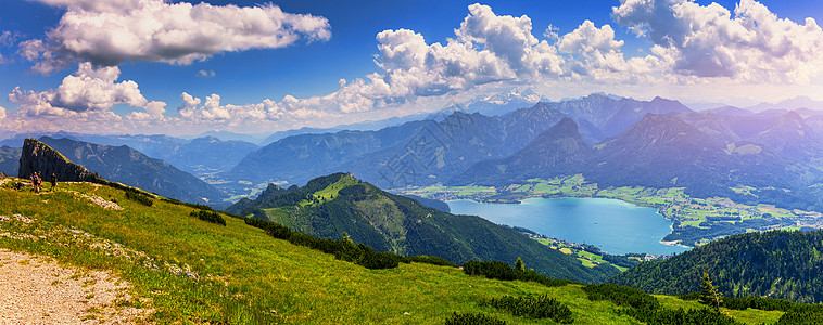 从奥地利 Schafberg 山看沃尔夫冈湖 从阿尔卑斯山 Schafberg 的沃尔夫冈湖 位于奥地利萨尔茨堡州里德的萨尔茨卡图片