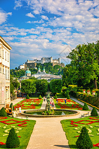 著名的米拉贝尔花园的美丽景色 背景是奥地利萨尔茨堡的古老历史堡垒 奥地利萨尔茨堡著名的米拉贝尔花园和历史悠久的堡垒世界遗产公园全图片