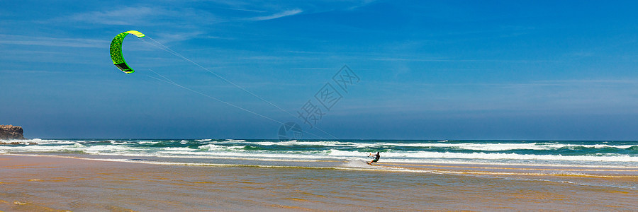 冲浪者在葡萄牙附近的海滩 风筝冲浪者运动员表演风筝冲浪风筝冲浪技巧 是冲浪的热门地点 葡萄牙蓝色冲浪板娱乐假期旅行地标地平线沿海图片