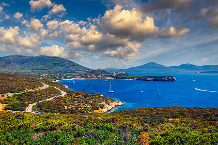 悬崖靠近意大利撒丁岛的阿尔盖罗 撒丁岛阿尔盖罗的鸟瞰图爬坡目的地海岸植被海滩阳光岩石风景晴天旅游图片