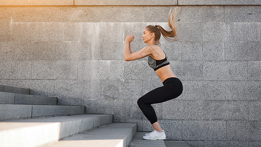 城市体育女运动员培训 在城市楼梯上跳地的女运动员慢跑者脚步跳跃运动生活方式动机挑战力量耐力活动图片