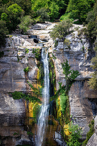 西班牙在加泰罗尼亚靠近Rupit小村庄的西班牙美丽的大瀑布图片