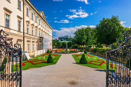 著名的米拉贝尔花园的美丽景色 背景是奥地利萨尔茨堡的古老历史堡垒 奥地利萨尔茨堡著名的米拉贝尔花园和历史悠久的堡垒公园旅行风格音图片