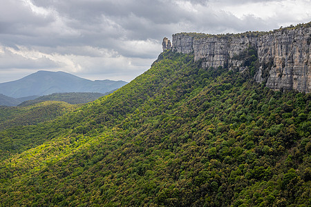 来自西班牙的尼斯山谷 在一个阴云的一天里在鲁比特村附近旅游场景山谷景色影像岩石山脉悬崖山景自然景观图片