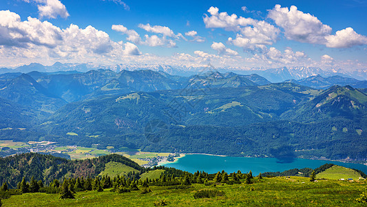 上奥地利州萨尔茨卡默古特的山地景观 从 Schafberg 峰顶到奥地利 Mondsee 的景色 奥地利的 位于月亮湖和沃尔夫冈图片