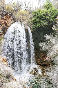 瀑布和阿尔卡拉兹河穿越Los Batanes自然地点场地公园风景自然日溪流苔藓生态来源植物旅游图片