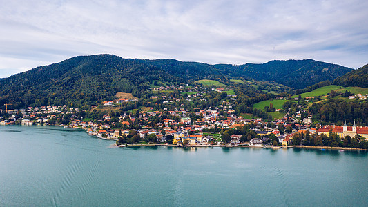 德国泰根塞 靠近奥地利边境的德国罗塔赫埃根 巴伐利亚 的泰根湖 巴伐利亚阿尔卑斯山Tegernsee湖的鸟瞰图 坏维塞 巴伐利亚图片
