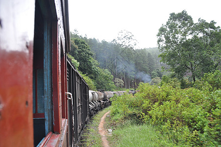 斯里兰卡Ella和之间的旧列车外表种植园天空场地地平线铁轨火车太阳行程爬坡图片