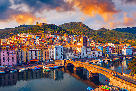 意大利撒丁岛博萨镇的美丽景色 旅行目的地 博萨镇拥有横跨特莫河的旧桥 撒丁岛海岛 意大利 欧洲奇妙早晨视图假期地方摄影建筑学蓝色图片