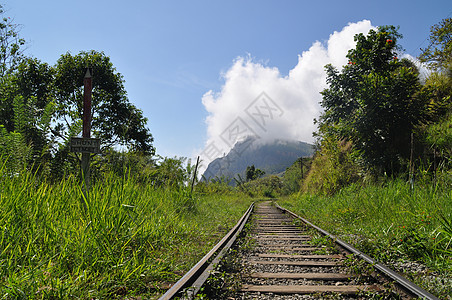 斯里兰卡Ella市附近的铁路公路假期火车国家行程爬坡地平线旅行天空场地种植园图片