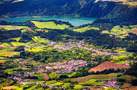 葡萄牙亚速尔群岛圣米格尔岛弗纳斯村的景色 Furnas 的景色是葡萄牙圣米格尔岛亚速尔群岛著名的温泉地热村森林绿色花园教会建筑学图片