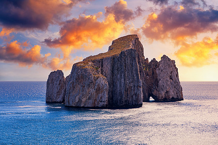 地中海沿岸的高崖 意大利撒丁岛西海岸 Masua 的堆岩 是意大利撒丁岛南部的一个石灰岩地层旅行假期洞穴环境蓝色天空岩石热带日出图片