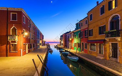 五颜六色的房子在晚上在布拉诺 威尼斯意大利 美丽的布拉诺岛上的夜灯 威尼斯 意大利 晚上 意大利威尼斯省布拉诺岛上色彩缤纷的房屋图片