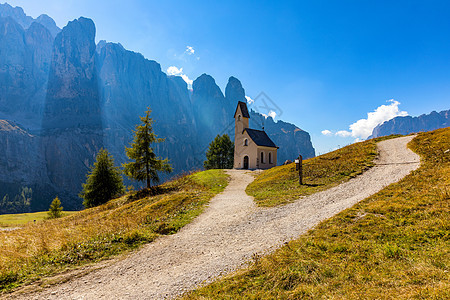 在秋天 南蒂罗尔 意大利的白云石峰顶全景 加迪纳山口 特伦蒂诺上阿迪杰 意大利 Val Badia 和之间的高山山口季节松林魔法图片