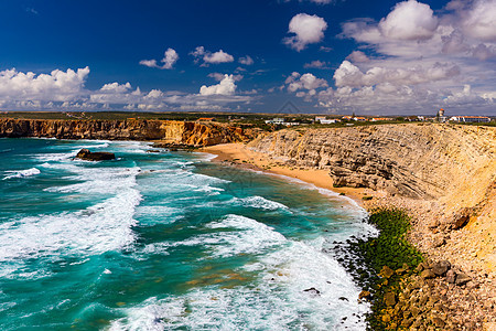 葡萄牙阿尔加维萨格雷斯角的 Tonel 海滩 全景 位于葡萄牙阿连特茹的海滩 海滩上的海浪 查看从萨格里什堡垒假期冲浪太阳海岸线图片