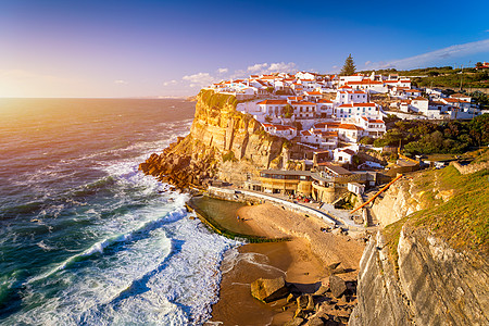 是葡萄牙辛特拉市的一个海滨小镇 靠近里斯本 白色村庄 悬崖和海洋 辛特拉 葡萄牙 辛特拉 葡萄牙海边城市海景风景目的地城市活动海图片