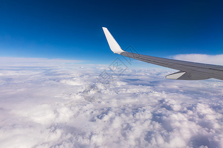 从乘客窗口可以看到蓝天白云下高空飞行的飞机机翼 在欧洲上空飞行 喷气式飞机机翼在蓝天上空飞过云层的视图太阳空气日出鸟瞰图阳光天空图片