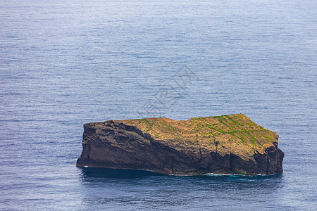 亚速尔群岛的自然景观尽收眼底 风景优美的葡萄牙岛屿 火山口和绿色田野中的美丽泻湖 旅游胜地和旅游目的地 亚速尔群岛 葡萄牙旅行地图片