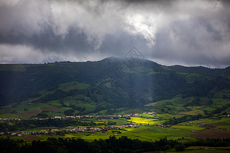 亚速尔群岛的自然景观尽收眼底 风景优美的葡萄牙岛屿 火山口和绿色田野中的美丽泻湖 旅游胜地和旅游目的地 亚速尔群岛 葡萄牙海景地图片