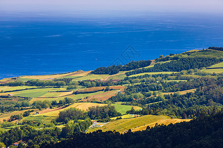 亚速尔群岛的自然景观尽收眼底 风景优美的葡萄牙岛屿 火山口和绿色田野中的美丽泻湖 旅游胜地和旅游目的地 亚速尔群岛 葡萄牙气氛地图片