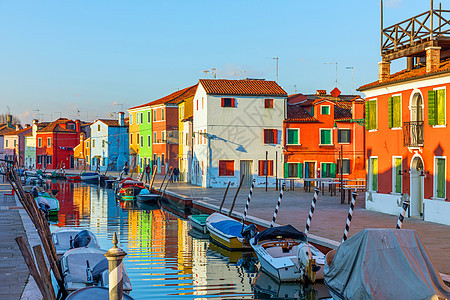 意大利威尼斯布拉诺岛的街道上有五颜六色的建筑 Burano 的建筑和地标 威尼斯明信片 意大利威尼斯附近的布拉诺岛风景秀丽的运河图片