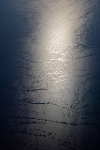 阳光在海水中闪烁反射 在水面上闪闪发光 太阳反射在海面上 从飞机上看 旅行的概念图片