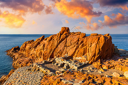 意大利撒丁岛阿尔巴塔克斯的红岩 称为Rocce Rosse Arbatax 与意大利撒丁岛港口附近已知的红色斑岩假期石头悬崖砂岩图片