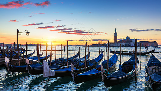 吊船和灯在五颜六色的日出 威尼斯 意大利的风景 在威尼斯的日落 圣马可广场的贡多拉和背景中的圣乔治马焦雷教堂 意大利 欧洲图片