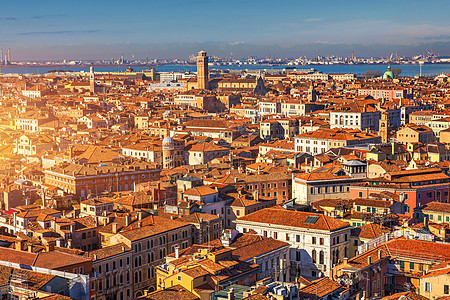 与红色屋顶的威尼斯全景鸟瞰图 威尼托 意大利 意大利威尼斯密集的中世纪红色屋顶的鸟瞰图国际历史房子教会地标天空旅游历史性天际远景图片