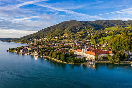德国泰根塞 靠近奥地利边境的德国罗塔赫埃根 巴伐利亚 的泰根湖 巴伐利亚阿尔卑斯山Tegernsee湖的鸟瞰图 坏维塞 巴伐利亚图片