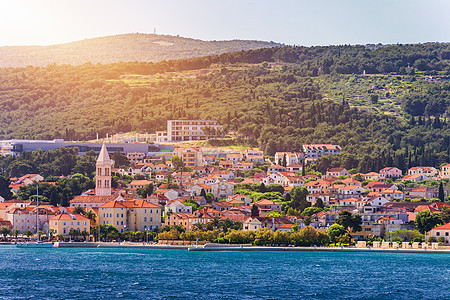 克罗地亚布拉奇岛的苏佩塔尔市 查看从海 克罗地亚布拉奇岛苏佩塔尔的风景如画 在镇 Supetar 从海的一边港口的全景 布拉奇 图片