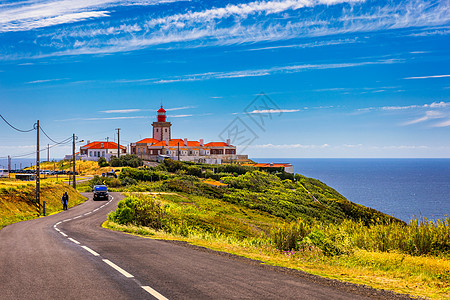 的灯塔 葡萄牙辛特拉大西洋沿岸的悬崖和岩石 在一个美丽的夏日 葡萄牙罗卡角 大西洋上空的灯塔和悬崖目的地天空旅行导航地标海岸假期图片