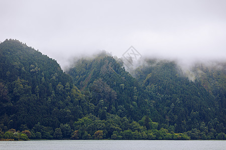 亚速尔群岛的自然景观尽收眼底 风景优美的葡萄牙岛屿 火山口和绿色田野中的美丽泻湖 旅游胜地和旅游目的地 亚速尔群岛 葡萄牙山脉海图片