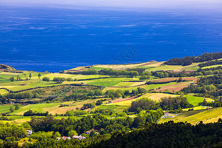 亚速尔群岛的自然景观尽收眼底 风景优美的葡萄牙岛屿 火山口和绿色田野中的美丽泻湖 旅游胜地和旅游目的地 亚速尔群岛 葡萄牙气氛气图片