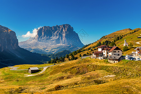 加迪纳山口 特伦蒂诺上阿迪杰 意大利 以山为背景的加迪纳山口 位于意大利南蒂罗尔的 Val Badia 和之间的高山山口阳光全景图片