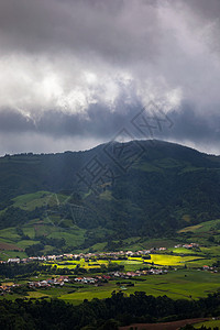 亚速尔群岛的自然景观尽收眼底 风景优美的葡萄牙岛屿 火山口和绿色田野中的美丽泻湖 旅游胜地和旅游目的地 亚速尔群岛 葡萄牙海洋旅图片