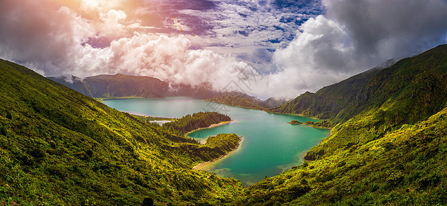 亚速尔群岛的自然景观尽收眼底 风景优美的葡萄牙岛屿 火山口和绿色田野中的美丽泻湖 旅游胜地和旅游目的地 亚速尔群岛 葡萄牙远足海图片