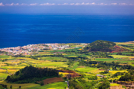 亚速尔群岛的自然景观尽收眼底 风景优美的葡萄牙岛屿 火山口和绿色田野中的美丽泻湖 旅游胜地和旅游目的地 亚速尔群岛 葡萄牙旅行远图片