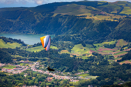 在亚速尔群岛的火山口和泻湖天堂景观滑翔伞 在 圣米格尔 亚速尔群岛 葡萄牙 欧洲上的滑翔伞森林空气降落伞自由高山山峰海洋气候冒险图片