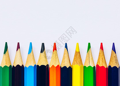 孤立在白色背景上的彩色铅笔 特写用于绘图的彩色彩虹铅笔 准备上学的概念和学年之前的文具折扣大学教育手工品蜡笔木头学校团体用品铅笔图片