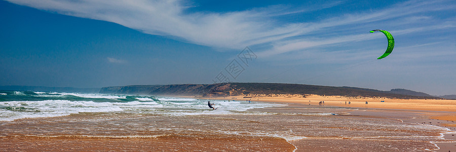 冲浪者在葡萄牙附近的海滩 风筝冲浪者运动员表演风筝冲浪风筝冲浪技巧 是冲浪的热门地点 葡萄牙海岸线假期波浪木板沿海旅行阳光海景娱图片