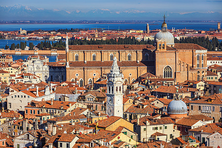 与红色屋顶的威尼斯全景鸟瞰图 威尼托 意大利 意大利威尼斯密集的中世纪红色屋顶的鸟瞰图房子缆车旅行天际外观远景吸引力目的地蓝色国图片